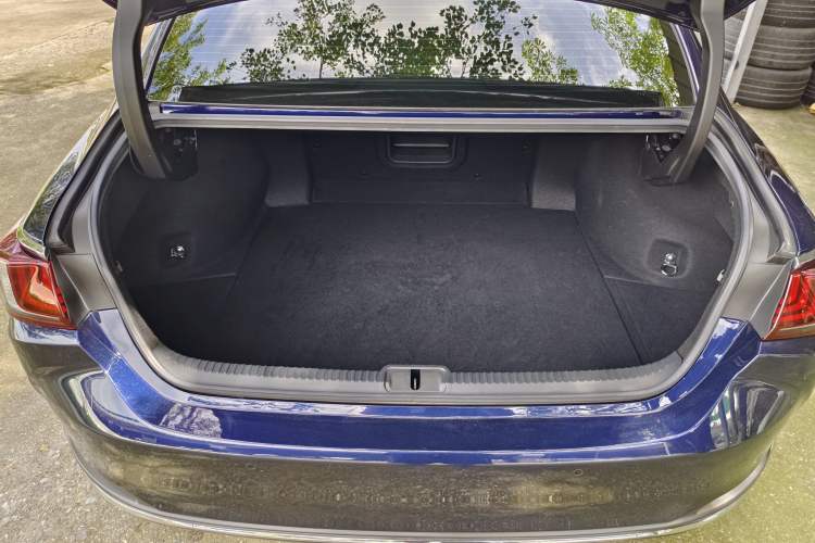 Used Lexus ES 2018 300h Premium Edition China VI Standard Interior 9