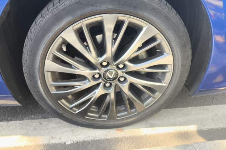Used Lexus ES 2018 260 F SPORT China VI Right Front Wheel Hub