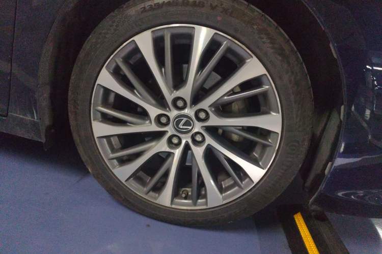 Used Lexus ES 2018 300h Premium Edition China V Standard Right Front Wheel Hub