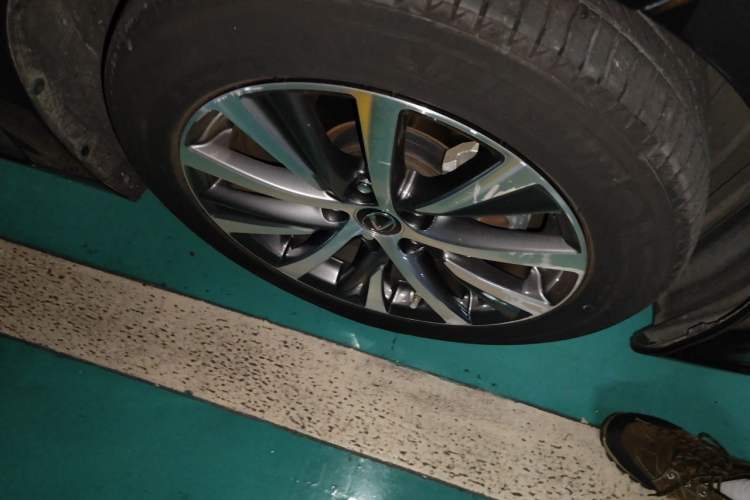Used Lexus ES 2018 300h Premier Edition China VI Standard Right Front Wheel Hub