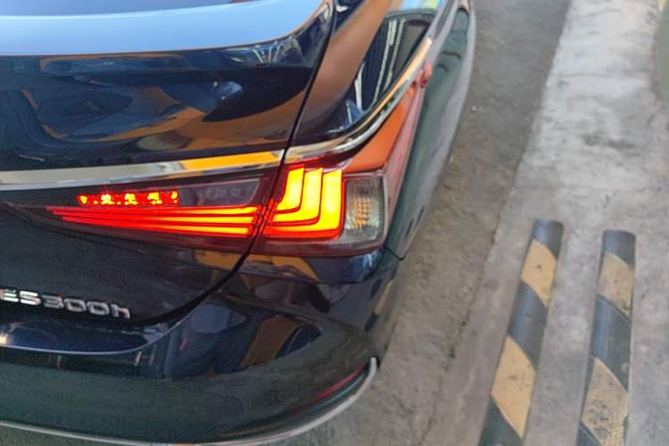 Used Lexus ES 2018 300h Premium Edition China VI Standard Right Rear Taillight