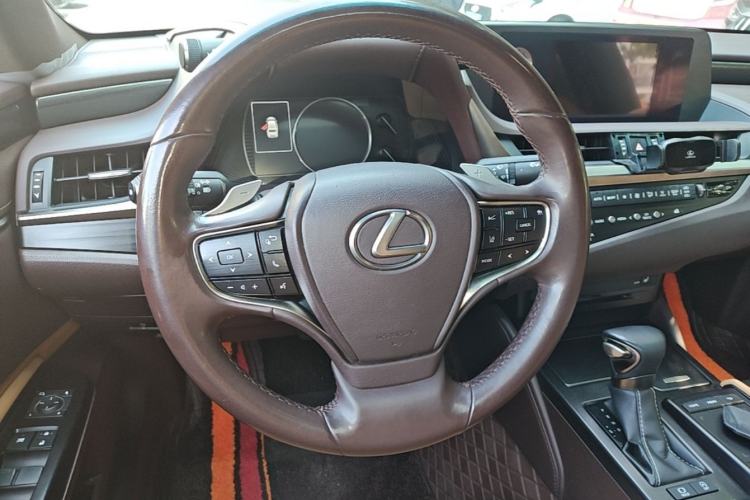 Used Lexus ES 2018 200 Excellence Edition China V Standard Steering Wheel