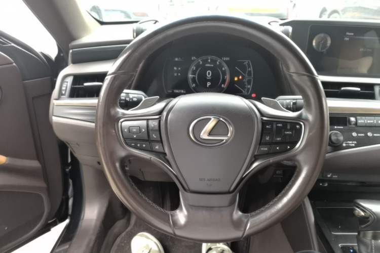 Used Lexus ES 2018 200 Excellence Edition China V Standard Steering Wheel