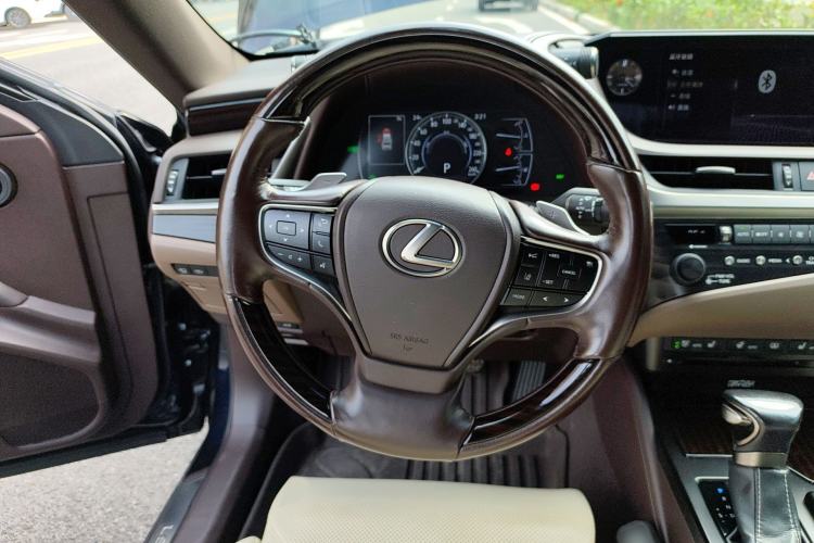 Used Lexus ES 2018 300h Executive Version China V Standard Steering Wheel