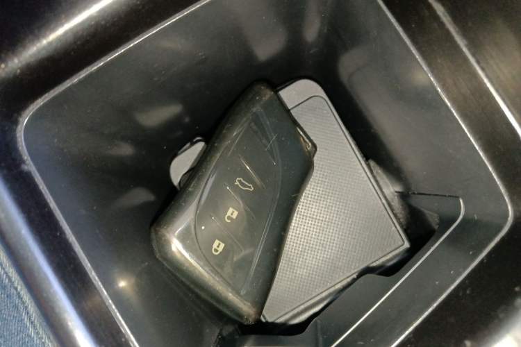 Used Lexus ES 2018 300h Premier Edition China VI Standard Vehicle Key