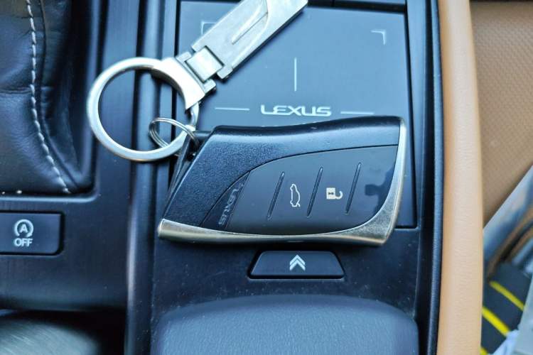 Used Lexus ES 2018 200 Excellence Edition China V Standard Vehicle Key