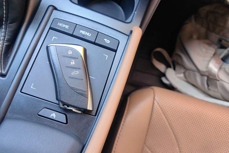 Used Lexus ES 2018 300h Premium Edition China VI Standard Vehicle Key