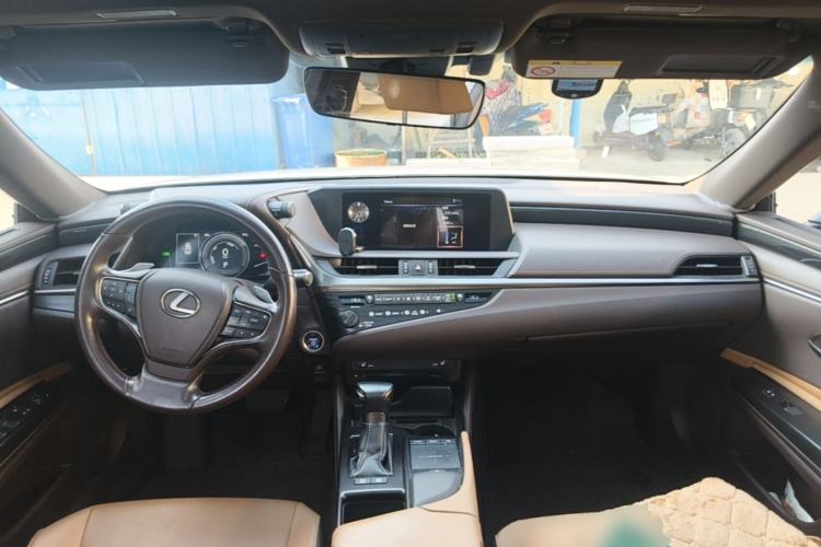 Used Lexus ES 2018 300h Premier Edition China VI Standard Center Console