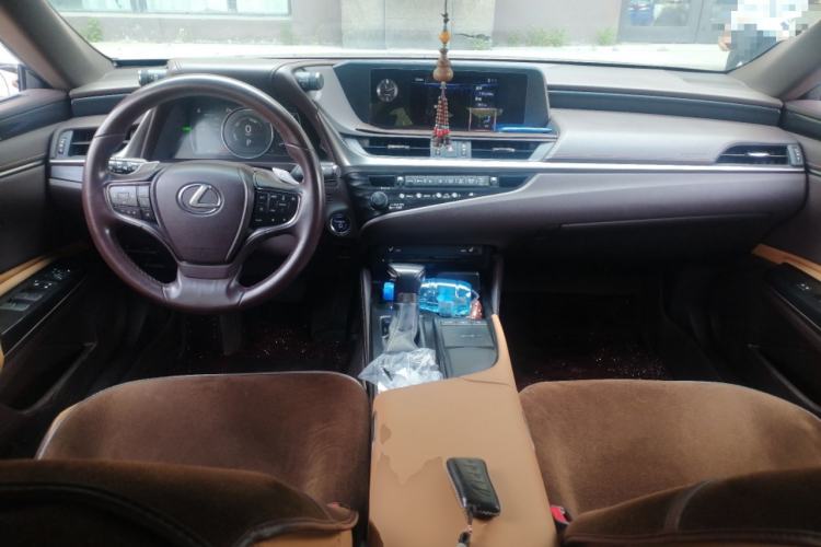 Used Lexus ES 2018 300h Premier Edition China VI Standard Center Console