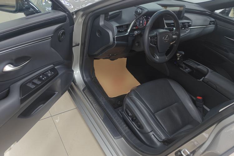 Used Lexus ES 2018 200 Excellence Edition China V Standard Driver Seat