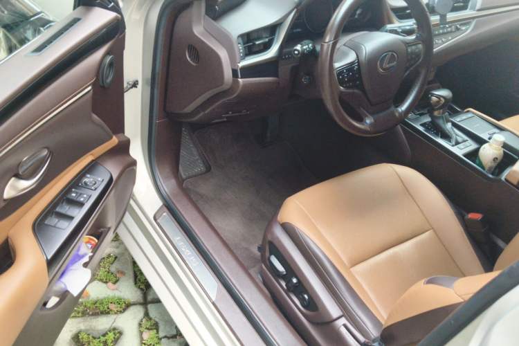 Used Lexus ES 2018 200 Excellence Edition China VI Standard Driver Seat