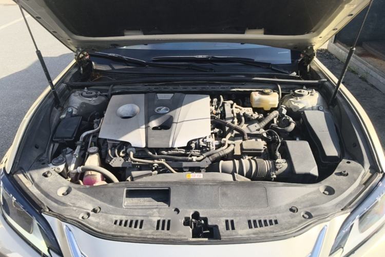 Used Lexus ES 2018 300h Premier Edition China VI Standard Engine Bay