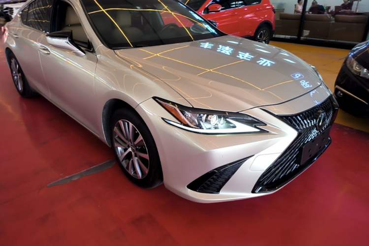 Used Lexus ES 2018 200 Excellence Edition China V Standard Front Right 45 Deg