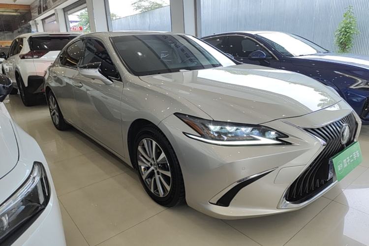 Used Lexus ES 2018 200 Excellence Edition China V Standard Front Right 45 Deg