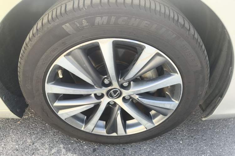Used Lexus ES 2018 300h Premier Edition China VI Standard Right Front Wheel Hub