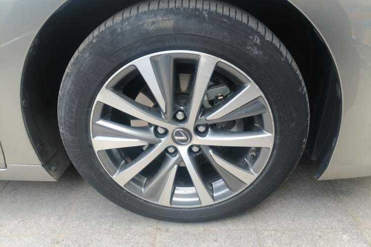 Used Lexus ES 2018 300h Premier Edition China VI Standard Right Front Wheel Hub