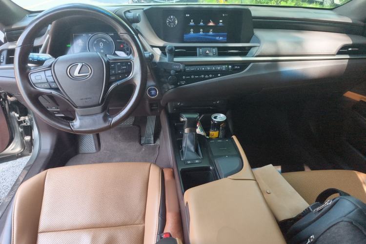 Used Lexus ES 2018 300h Premier Edition China VI Standard Center Console