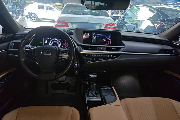 Used Lexus ES 2018 300h Premier Edition China VI Standard Center Console