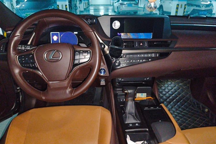 Used Lexus ES 2018 300h Premier Edition China VI Standard Center Console