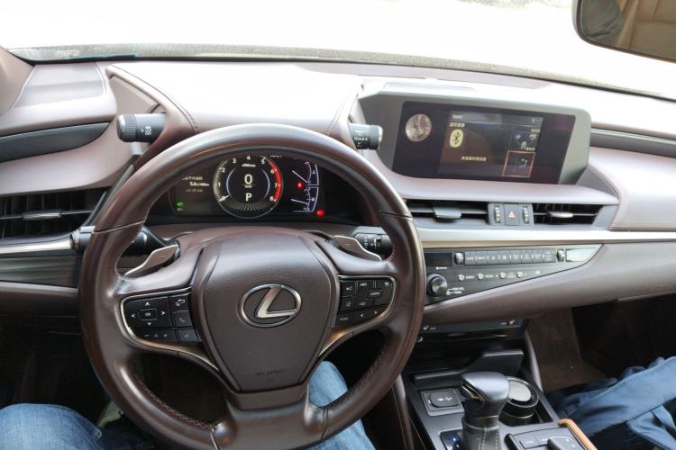 Used Lexus ES 2018 300h Premier Edition China V Standard Center Console