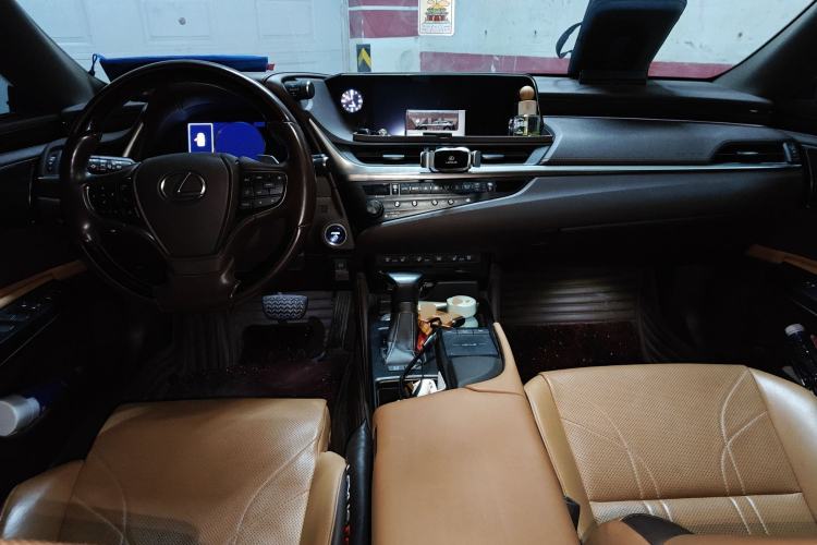 Used Lexus ES 2018 300h Executive Version China V Standard Center Console