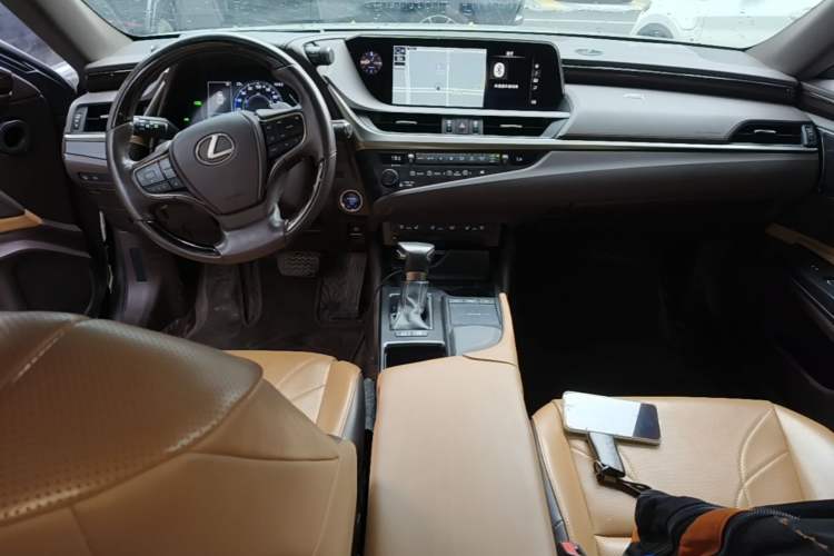 Used Lexus ES 2018 300h Executive Version China V Standard Center Console