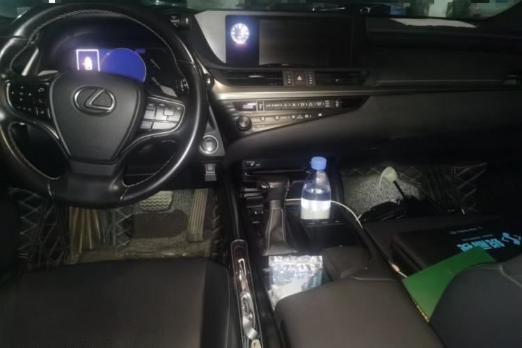 Used Lexus ES 2018 200 Excellence Edition China V Standard Center Console