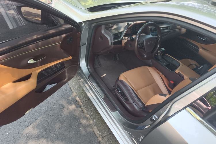 Used Lexus ES 2018 300h Premier Edition China VI Standard Driver Seat