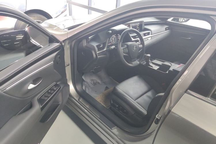 Used Lexus ES 2018 300h Premier Edition China VI Standard Driver Seat