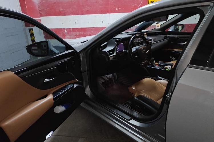 Used Lexus ES 2018 300h Executive Version China V Standard Driver Seat