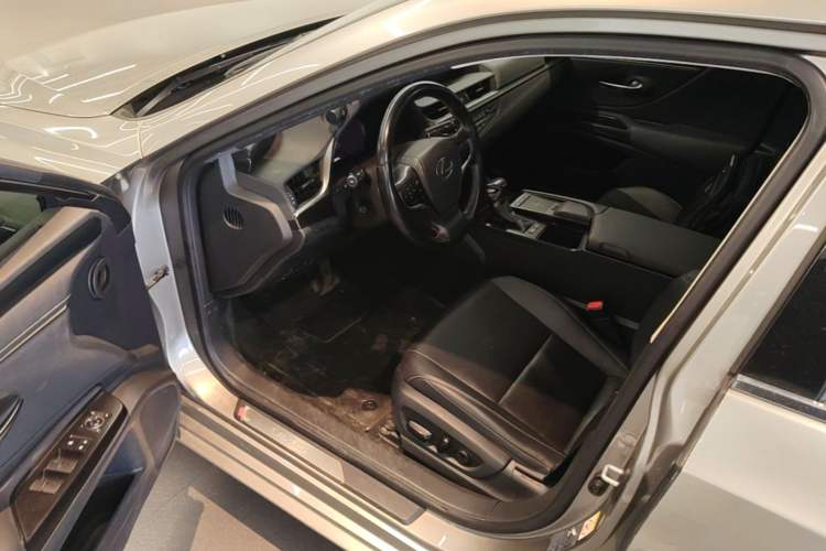 Used Lexus ES 2018 200 Excellence Edition China VI Standard Driver Seat