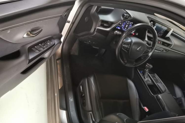 Used Lexus ES 2018 200 Excellence Edition China VI Standard Driver Seat