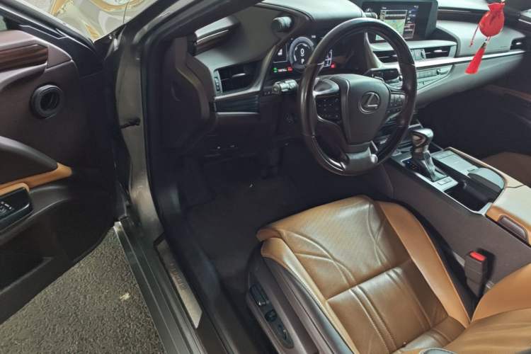 Used Lexus ES 2018 300h Premium Edition China V Standard Driver Seat