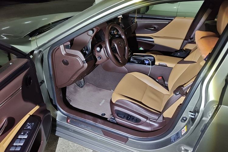 Used Lexus ES 2018 200 Excellence Edition China V Standard Driver Seat