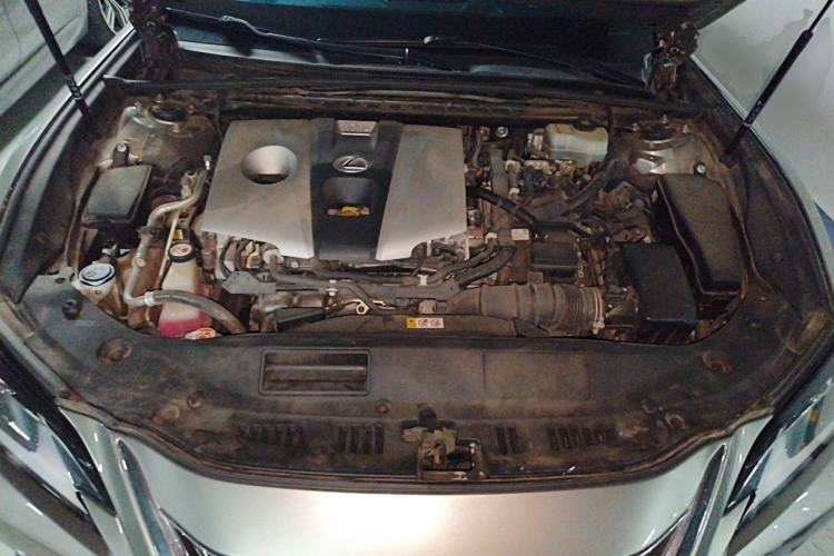 Used Lexus ES 2018 300h Premier Edition China VI Standard Engine Bay