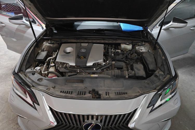Used Lexus ES 2018 300h Executive Version China V Standard Engine Bay