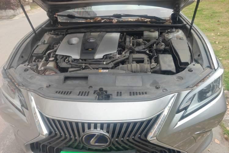 Used Lexus ES 2018 300h Premier Edition China VI Standard Engine Bay
