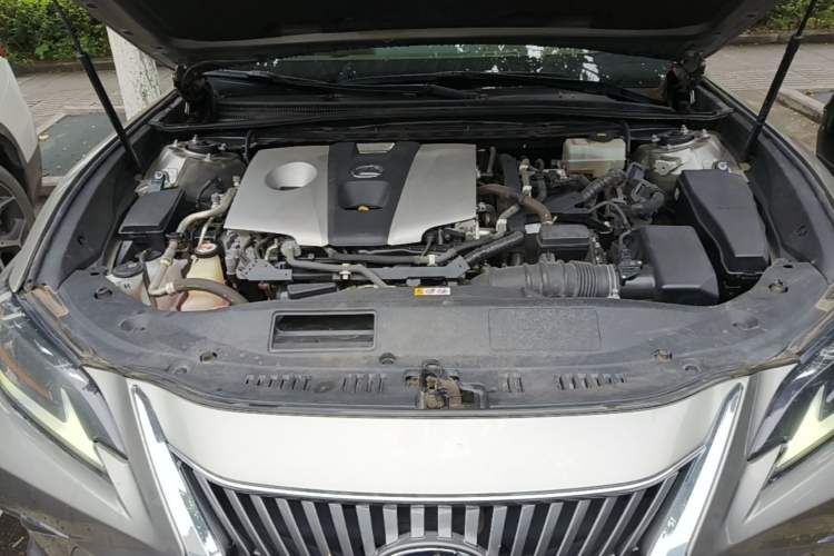 Used Lexus ES 2018 300h Executive Version China V Standard Engine Bay