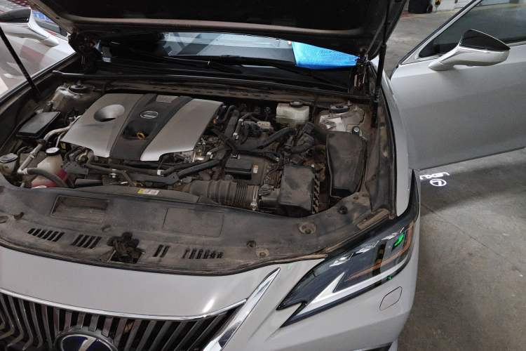 Used Lexus ES 2018 300h Executive Version China V Standard Engine Bay Left