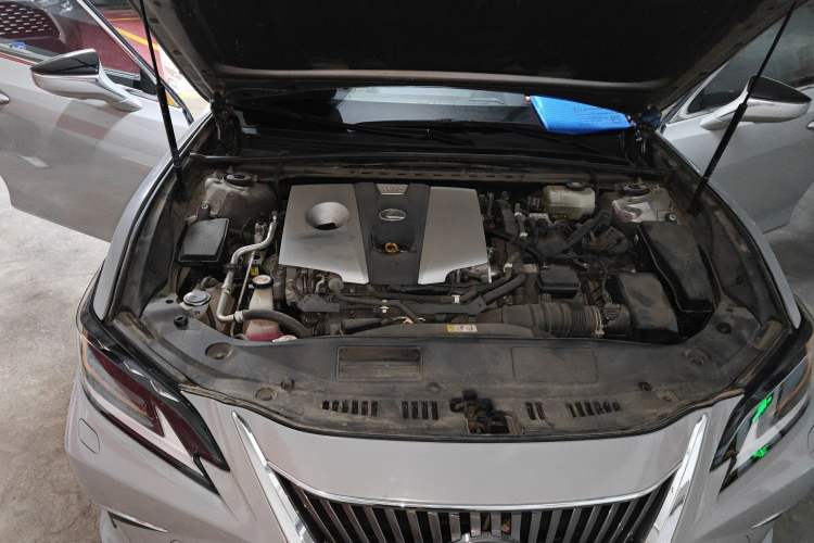 Used Lexus ES 2018 300h Executive Version China V Standard Engine Bay Right