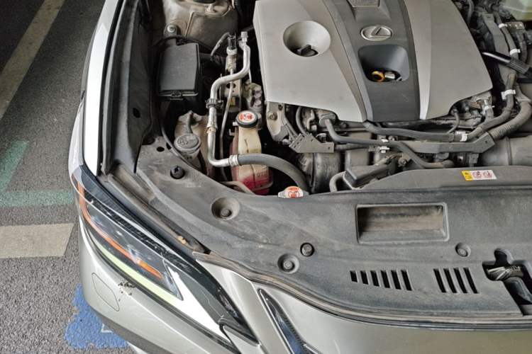 Used Lexus ES 2018 300h Premium Edition China V Standard Engine Bay Right