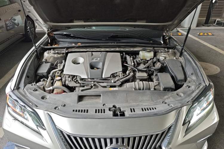 Used Lexus ES 2018 300h Premium Edition China V Standard Engine Bay