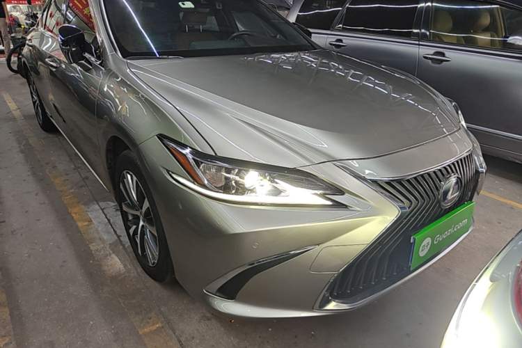 Used Lexus ES 2018 300h Premier Edition China VI Standard Front Right 45 Deg