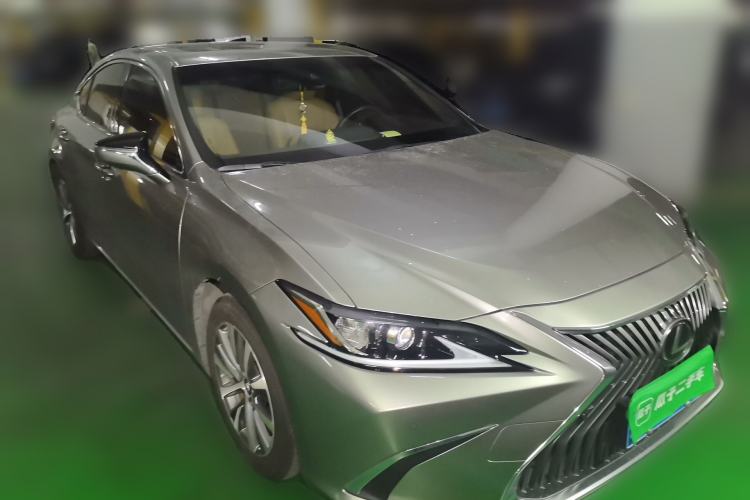 Used Lexus ES 2018 200 Luxury Edition China V Standard Front Right 45 Deg