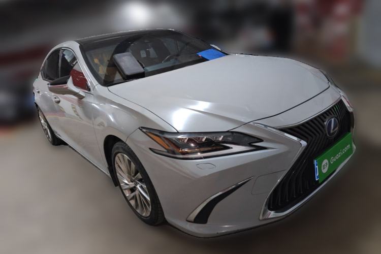 Used Lexus ES 2018 300h Executive Version China V Standard Front Right 45 Deg