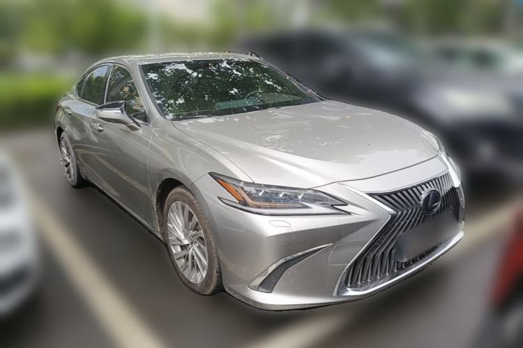 Used Lexus ES 2018 300h Executive Version China V Standard Front Right 45 Deg