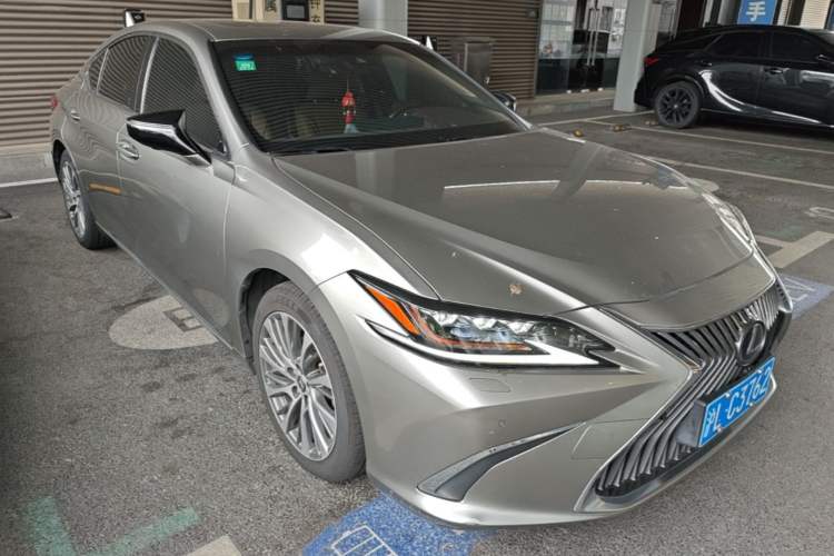 Used Lexus ES 2018 300h Premium Edition China V Standard Front Right 45 Deg