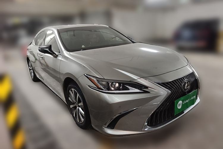 Used Lexus ES 2018 200 Excellence Edition China V Standard Front Right 45 Deg