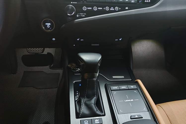 Used Lexus ES 2018 300h Premier Edition China VI Standard Gear Lever
