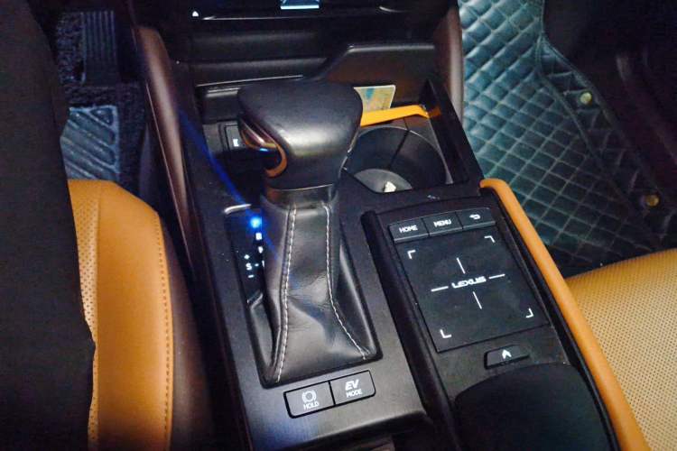 Used Lexus ES 2018 300h Premier Edition China VI Standard Gear Lever
